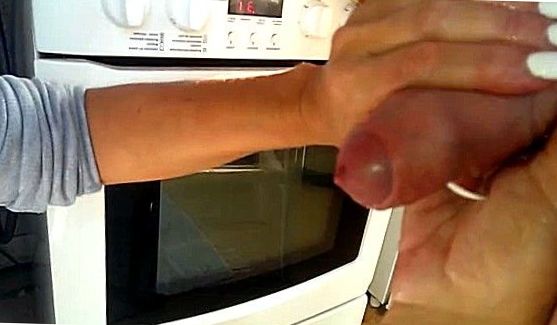 Эта брюнетка просто не представляет своей жизни без члена в заднице, порно видео