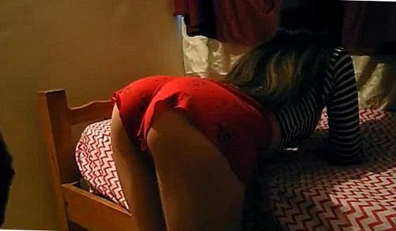 На Публике: Девушка (18 лет) позирует у бассейна, порно видео
