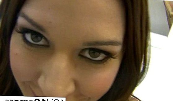 Она ублажает начальника своим шикарным телом, доставляя ему кайф, который расслабит его после работы, порно видео